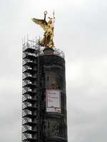 Siegessäuele, showing construction scaffolding and motivational poster