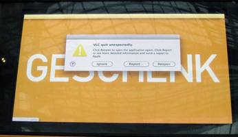 Kiosk screen showing “VLC quit unexpectedly” error dialog