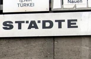 Sign showing an umlaut A with umlaut dots on the sides of the letter