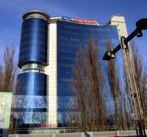 Hotel with blue glass windows; left section is cylindrical with a narrow “gap” in the center with plain transparent windows