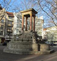 Round pedestal with “table” supported by four columns in Roman style