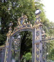 Iron gate w. gilding