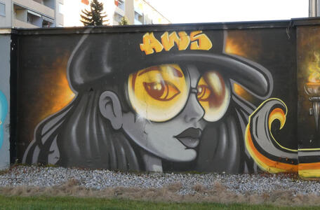 graffiti woman with sunglasses