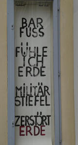 Barfuss fühle ich Erde / Militär Stiefel zerstört Erde