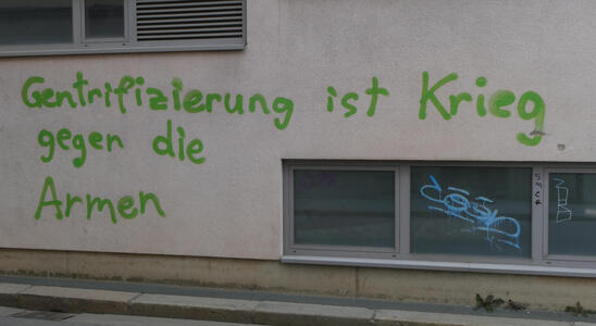 Gentrifizierung ist Krieg gegen die Armen (spray-painted in green)