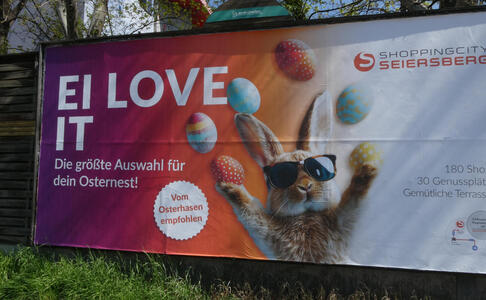 Easter bunny in sunglasses, juggling eggs. Text: Ei Love It / Die größte Auswahl für dein Osternest! / Vom Osterhasen empfohlen