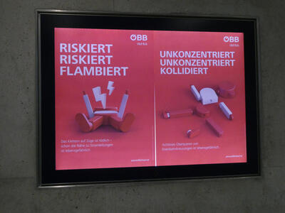 Riskiert Riskiert Flambiert (toy on back with lightning bolts in its chest) / Unkonzentriert Unkonzentriert Kollidiert (toy in pieces)