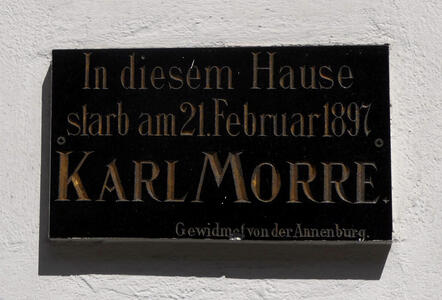 In diesem Hause starb am 21. February 1897 Karl Morre, Gewidmet von der Annenburg.