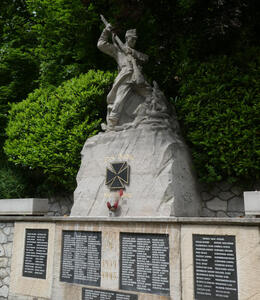 Monument of soldier with raised bayonet about to kill enemy.