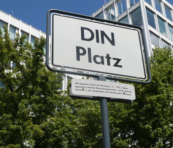 sign for din platz