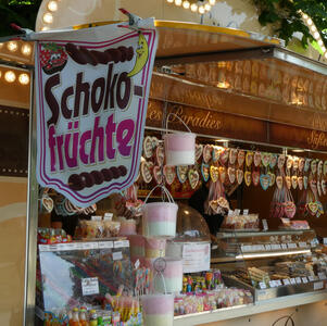 Candy vendor’s stand advertising Shocko-früchte
