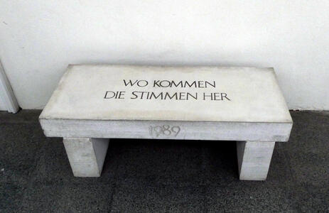 bench with text „Wo kommen die Stimme her“