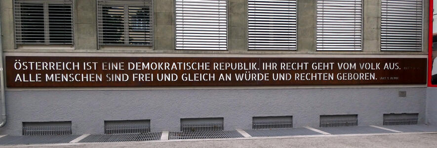 Österreich ist eine demokratische Republik. Ihr recht geht vom Volk aus. Alle Menschen sind frei und gleich an Würde und Rechten geboren.