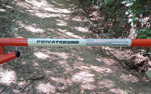 Barrier marked “PRIVATGRUND”