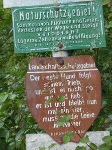 Naturschutzgebiet! Sammeln von Pflanzen und Tieren, Verlassen der Wege und Steige verboten! Lagern u. Zelten nur mit Bewilligung!