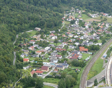 Many small houses; highway at extreme right of picture.