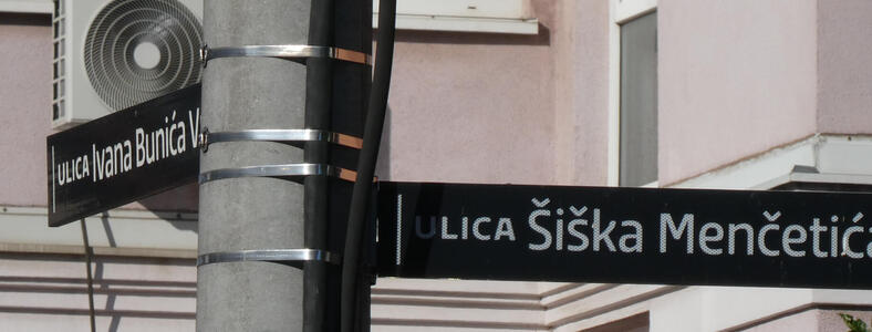 Street sign clearly labeling both cross streets