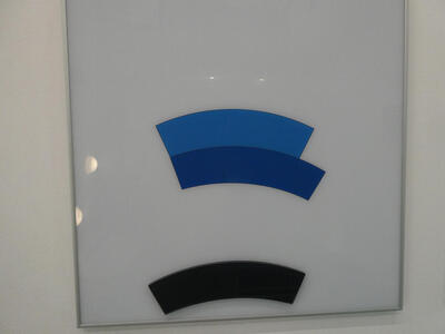 Two arcs , one above the other, which appear to be different lengths, but are actually the same length.