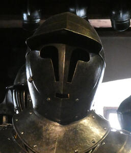 Helmet with face in shape of an insect’s face