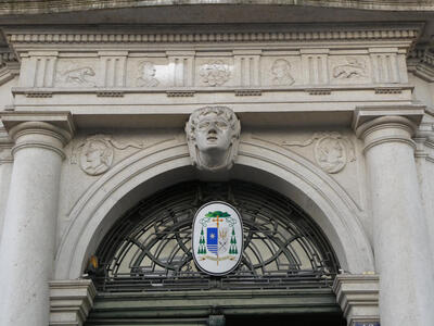 Arch over lintel; sculpted head of man above arch