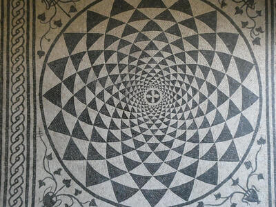 Mosaic of concentric circles composed of alternating black and white triangular arcs