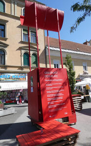 Small red kiosk with platform