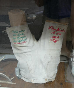 Upside-down short lederhosen. Embroidered on one leg: Wähle selbst das Leder, das Design, die Stickerei und vieles mehr! On the other leg: Hirschleder Hosen nach Maß.
