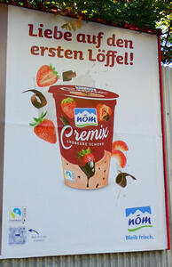 Advert for strawberry chocolate yogurt. Text: Liebe auf den ersten Löffel