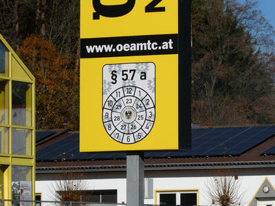 Sign with § 57a ; below it two concentric circles. The outer circle has number 1-12 like a clock; the inner circle has numbers 23-29 clockwise starting at the top.