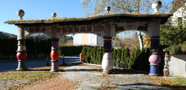Triple archway (four columns, three arches)