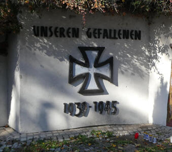 Unseren Gefallenen 1939-1945, with a German iron cross