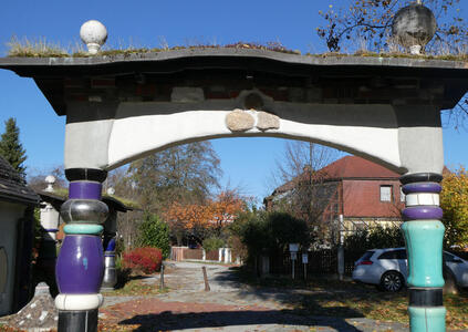 Arch with three irregular circular shapes design