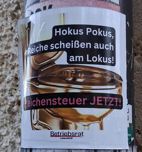 Gold-plated toilet. Text: Hokus Pokus, Reiche scheißen auch am Lokus! Subtitle: Betriebsrat LebensGroß
