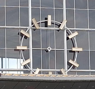 Clock at Hbf; the clock hands have been removed.