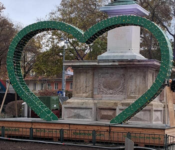Green heart-shaped archway decorated with Christmas lights