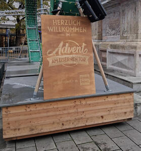 Wooden sign: Herzlich Willkommen in Advent am Eisernen Tor