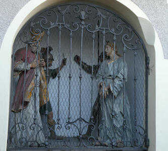 3-D diorama of Jesus and a person in ecclesiastical garb. Behind them, two soldiers