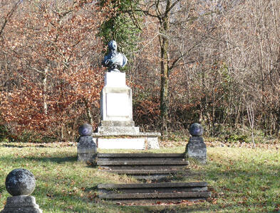 Bust of Mozart, seen from a distance