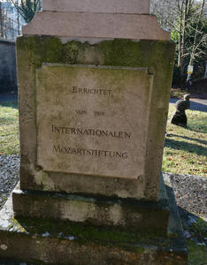 Back of Mozart Monument: „Errichtet von der internationalen Mozartstiftung.“