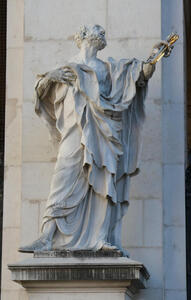 Bald, bearded man in a Greek/Roman toga. In his hand, gold and silver keys.