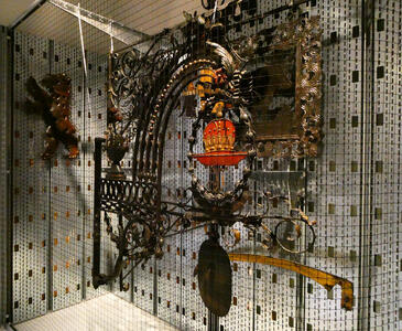 Display case with a crown in the center