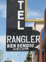 “Bienvenidos” spelled as “Bien Benidos”