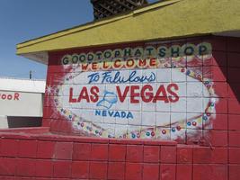 Sign for a hat shop along the motif of “Welcome to Las Vegas” sign.