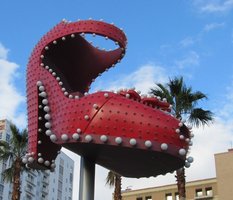 Red high-heeled shoe, incandescent bulbs