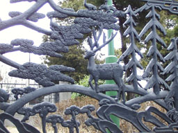 Metalwork on gate at Chongmyo (1)