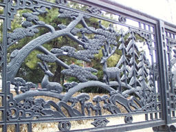 Metalwork on gate at Chongmyo (2)