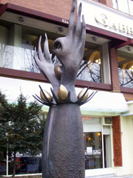 Sculpture at Taehangno (2)