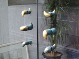 "Tooth" door handles