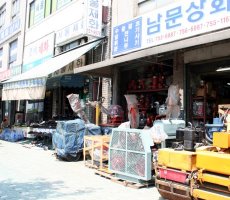 A heavy machinery shop next to a shoe store. Zoning laws, anyone?