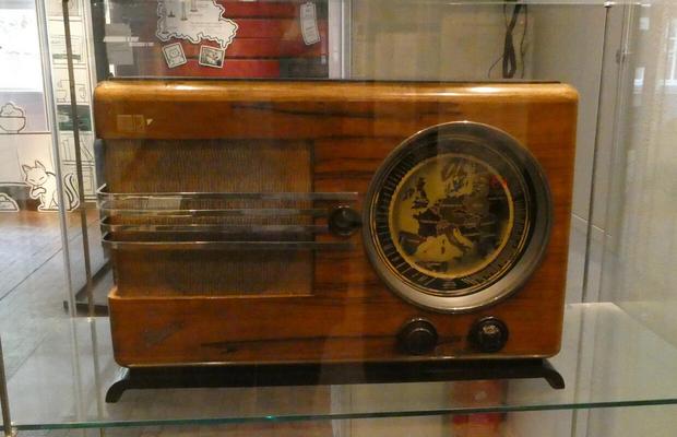 Old-style (1920s?) radio